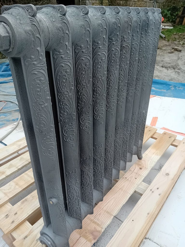 Radiateur en fonte remis à neuf après sablage